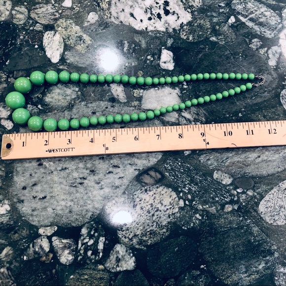 Graduated Acrylic Green Necklace - Picture 4 of 6